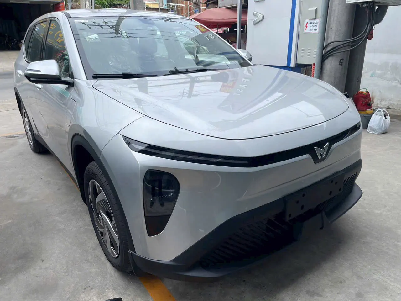 VinFast Limo Green mặt trước góc bên trái — SUV điện Green Series 2026, màu xanh độc quyền