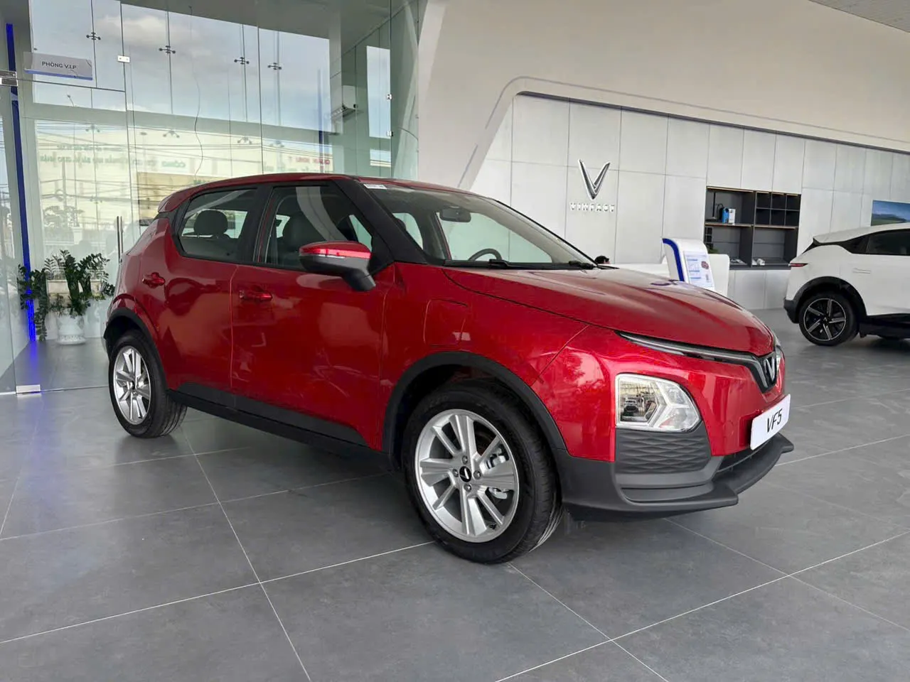 VinFast VF5 mặt trước góc bên trái màu đỏ — SUV điện hạng A quốc dân 2026, bán chạy